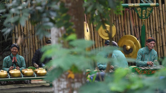 Mempelajari dampat wisata domestik terhadap UMKM dan pertumbuhan ekonomi melalui sektor pariwisata.
