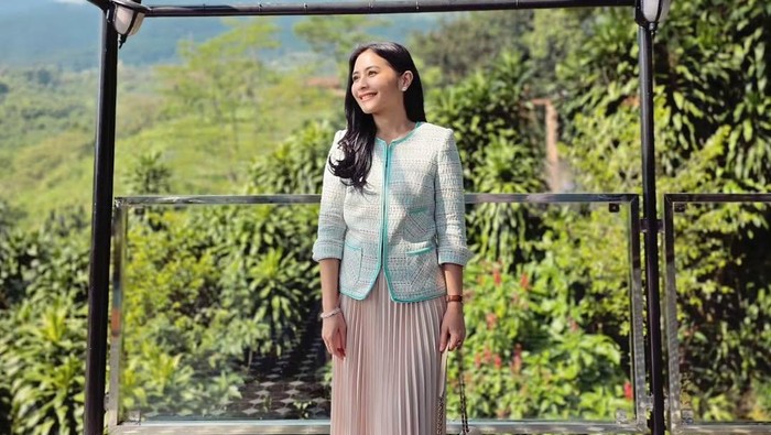 img-title Get The Look: Gaya Simple nan Elegan ala Prilly Latuconsina yang Mudah Disontek
