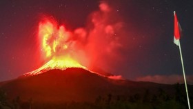 Gunung Lewotobi Laki-laki Erupsi Jumat Malam, Semburan Abu 10 Km