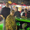 Hasto Makan Sate Padang di Taman Menteng Usai Bebas dari Rutan KPK