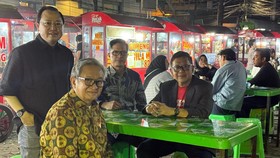 Hasto Makan Sate Padang di Taman Menteng Usai Bebas dari Rutan KPK