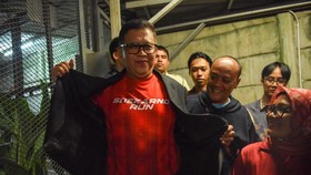 Hasto Kristiyanto Pakai Kaus 'Soekarno Run' saat Bebas dari Rutan KPK