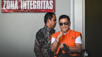 FOTO: Kembali ke Rutan KPK Usai Berobat, Hasto Tersenyum Lebar