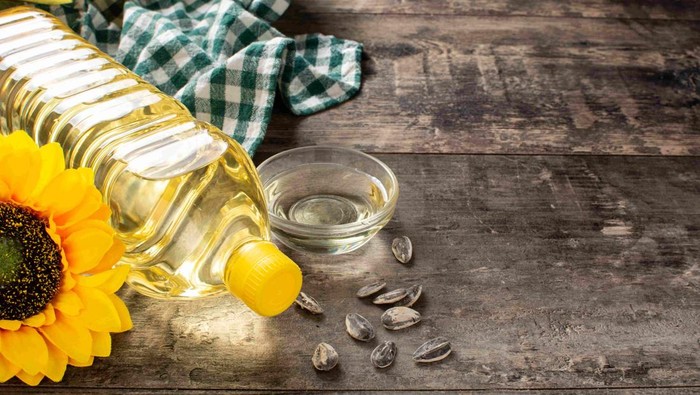 Kesalahan membuat donat dari segi pemakaian minyak. Banyak orang terlalu banyak menggunakan minyak saat menggoreng/Foto: freepik.com/chandlervid85