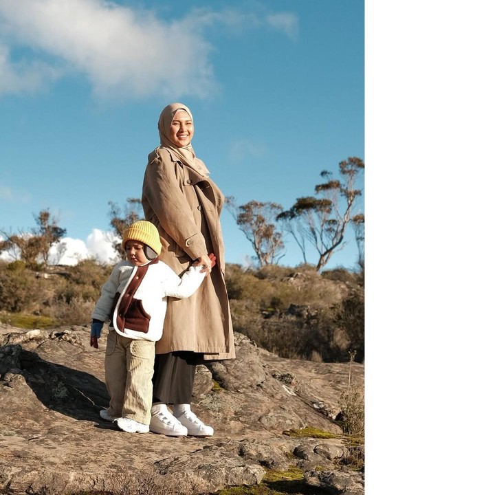 <p>Indah tampaknya ke Australia bukan hanya untuk menjalani syuting film, Bunda. Ia pergi ke Negeri Kanguru itu bersama suami dan putra semata wayangnya, Naka. Keluarga kecil ini banyak menghabiskan waktu liburan di Melbourne, Australia. "Naka jalan jalan yeeeay," tulis Indah dalam <em>postingan</em> bersama suami dan anaknya. (Foto: Instagram @indahpermatas)</p>