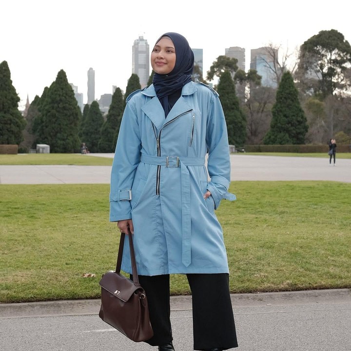 <p>Melalui unggahan di Instagram, Indah membagikan potretnya saat mengenakan hijab dan pakaian tertutup. Dalam beberapa potret yang di-posting, Indah banyak padu padan pakaian musim dingin modis dengan hijab berwarna senada dengan pakaiannya. (Foto: Instagram @indahpermatas)</p>