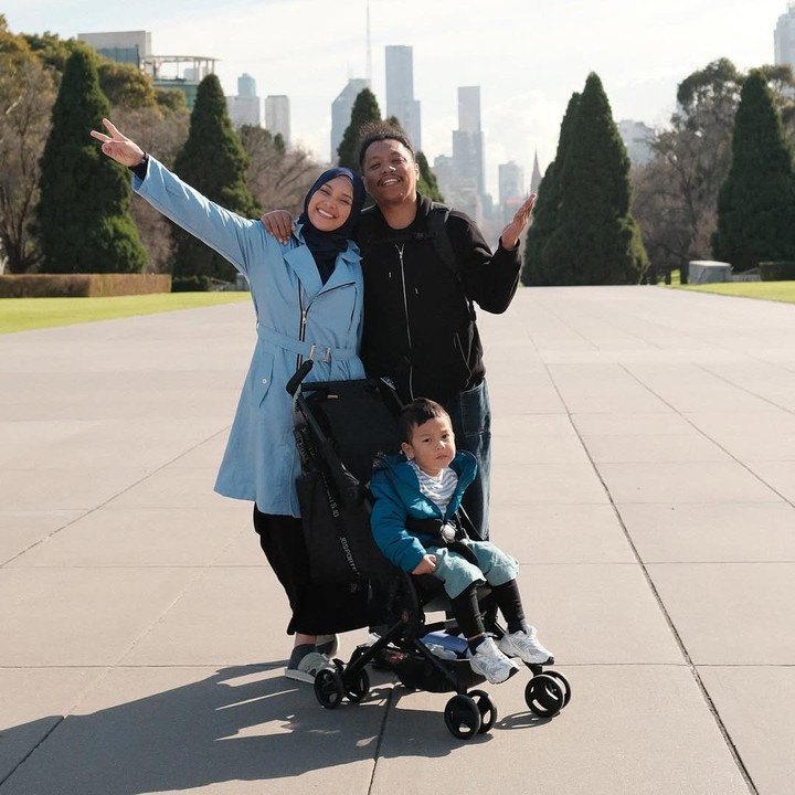 <p>Saat jalan-jalan bersama suami dan sang putra, Indah sempat mengenakan hijab berwarna biru, yang juga senada dengan warna jaketnya. Selama di Australia, tampaknya Indah terus menggunakan hijabnya, bahkan saat menghabiskan waktu dengan keluarga. (Foto: Instagram @indahpermatas)</p>