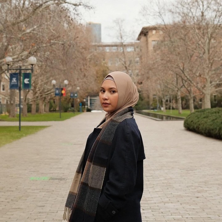 <p>Banyak netizen memuji penampilan Indah yang mengenakan hijab ini. Beberapa di antaranya menganggap istri Arie Kriting ini makin cantik saat memakai hijab. "Cantiknyaa kak indahh," tulis akun @ma***. "Indah kl pake kerudung selalu cantik," ujar @ad***. "<em>Masyaallah</em> cantikkk bangettt kak indah," ungkap akun @ta***. (Foto: Instagram @indahpermatas)</p>