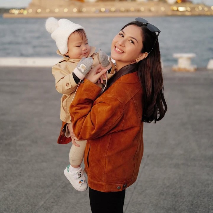 <p>Aktris Jessica Mila kini tengah disibukkan dengan perannya sebagai Bunda satu anak. Seperti diketahui, istri Yakup Hasibuan ini melahirkan anak pertamanya, Kyarra Arunika Hasibuan, pada 20 Maret 2024. (Foto: Instagram @jscmila)</p>