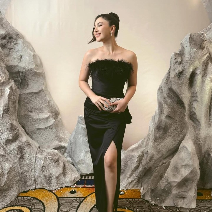<p>Saat menghadiri resepsi pernikahan Luna Maya dan Maxime Bouttier baru-baru ini, Jessica Mila tampil cantik mengenakan gaun hitam off shoulder. Foto terbarunya ini banyak menuai pujian dari netizen. "Mama Kiya cantik nya gk pernah luntur," tulis akun @ib***. "Always stunning kakaa jesmil," ujar @sh***. (Foto: Instagram @jscmila)</p>