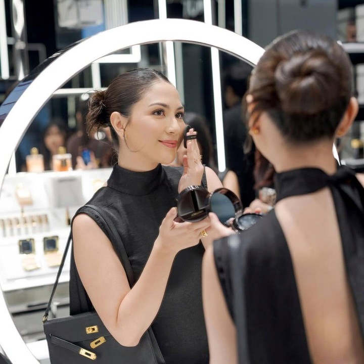 <p>Jessica Mila pernah mengungkap rahasia langsingnya usai melahirkan sang putri. Selain fokus dengan menyusui, perempuan 32 tahun ini juga mulai rutin diet dan berolahraga, Bunda. "Tapi karena aku tahu prioritas aku memang pengin menyusui anak aku, kalau bisa sampai dua tahun, jadi aku fokusnya di situ. Untuk diet dan olahraga, aku mulai melakukannya baru sekarang-sekarang ini," katanya, dikutip dari <em>InsertLive</em>, beberapa waktu lalu. (Foto: Instagram @jscmila)</p>