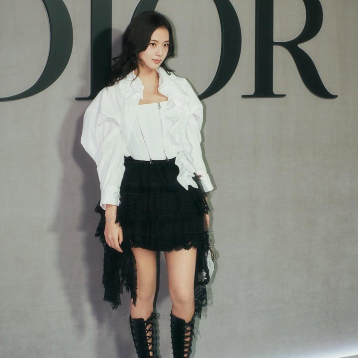 <p>Bunda pencinta K-Pop mungkin sudah tidak asing lagi dengan leader BLACKPINK yang satu ini, bukan? Jisoo menempati posisi kedua sebagai perempuan tercantik di dunia 2024. Tak hanya cantik, ia pun piawai dalam padu padan <em>outfit.</em> Jisoo juga kerap tampil <em>stylish</em> saat menghadiri berbagi acara seperti foto berikut ketika menghadiri acara brand Dior. Ia tampak elegan mengenakan busana berwarna putih lengan balon dan rok <em>mini</em> hitam.&nbsp; (Foto: Instagram@sooyaaa__)</p>