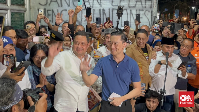 Mantan Menteri Perdagangan Tom Lembong resmi bebas setelah mendapat abolisi dari Presiden Prabowo Subianto, menghentikan kasus dugaan korupsi impor gula.