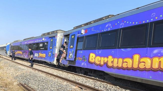 Kereta Api (KA) Argo Bromo Anggrek dikenal sebagai primadona transportasi rel yang menghubungkan Jakarta (Stasiun Gambir) dan Surabaya (Stasiun Pasar Turi).