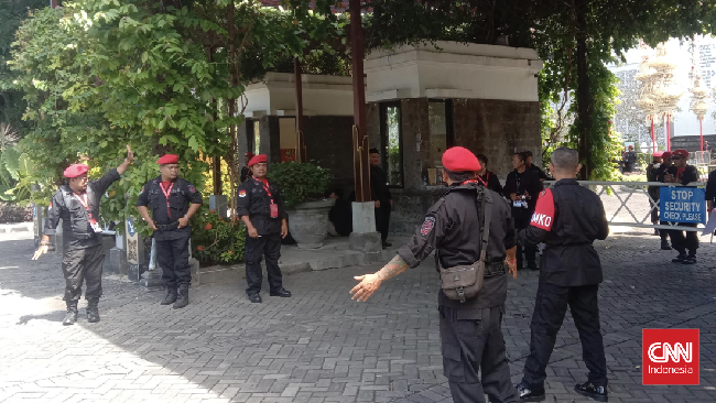 PDIP Dikabarkan Gelar Kongres ke-6 di Bali PDIP menggelar Kongres ke-6 di Bali dengan tema "Berderap dalam Satu Rampak Barisan". Kader berkumpul di BNDCC, menunggu tanda pengenal untuk masuk.