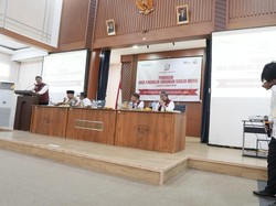 Air Mata Gus Ipul Tumpah Dengar Cerita Pengabdian Guru Sekolah Rakyat