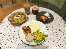 Mewatu: Ada Roasted Chicken dan Banana Bread Enak di Kafe Galeri Batu
