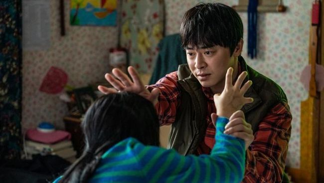 Sinopsis My Daughter Is a Zombie tentang Jo Jung-suk berperan sebagai ayah berjuang melindungi anaknya yang berubah jadi zombi.