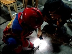 Subuh-subuh, Damkar Evakuasi Kunci Motor Anak Nongkrong Priok Nyebur ke Got
