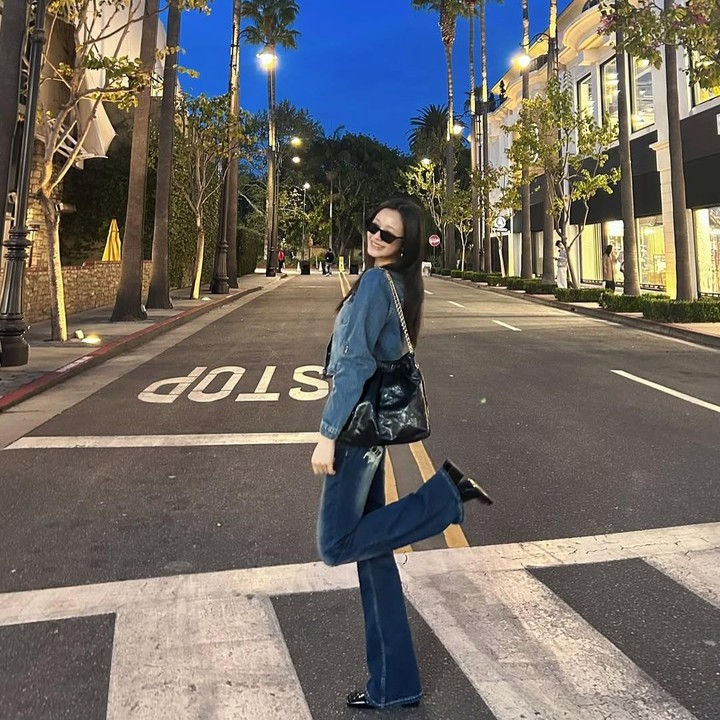 <p>Pesona Pharita BABYMONSTER tampaknya juga tak perlu diragukan lagi. Ia berhasil masuk daftar perempuan tercantik di dunia posisi ke-16. Sang idol pun sering mencuri perhatian lewat gayanya yang kece. Misalnya saja seperti foto berikut kita dia tampil kece mengenakan jaket dan celana jeans. Kemudian, dilengkapi dengan aksesoris kacamita hitam.&nbsp;(Foto: Instagram@babymonster_ygofficial)</p>