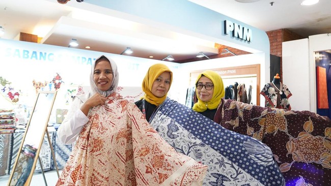 Nasabah PNM Umi Haryanti membuktikan bahwa perempuan tangguh tidak hanya mampu bangkit, tapi juga menarik sesamanya untuk ikut tumbuh bersama.