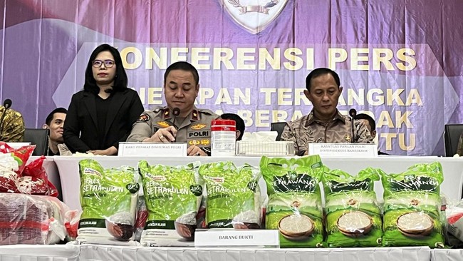Polri Tetapkan 3 Tersangka Kasus Beras Oplosan dari PT Food Station Satgas Pangan Polri menetapkan tiga tersangka dalam kasus pelanggaran mutu dan takaran beras atau beras oplosan yang dilakukan oleh PT Food Station.