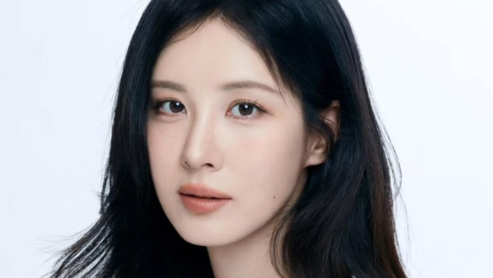 Seo Hyun Pancarkan Aura Elegan dalam Foto Profil Perdana di Agensi LEAD Entertainment