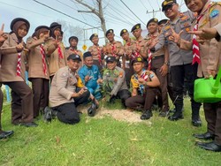 Ratusan Siswa SMK di Dumai Tanam Pohon Bareng Polisi, Serukan Salam Lestari