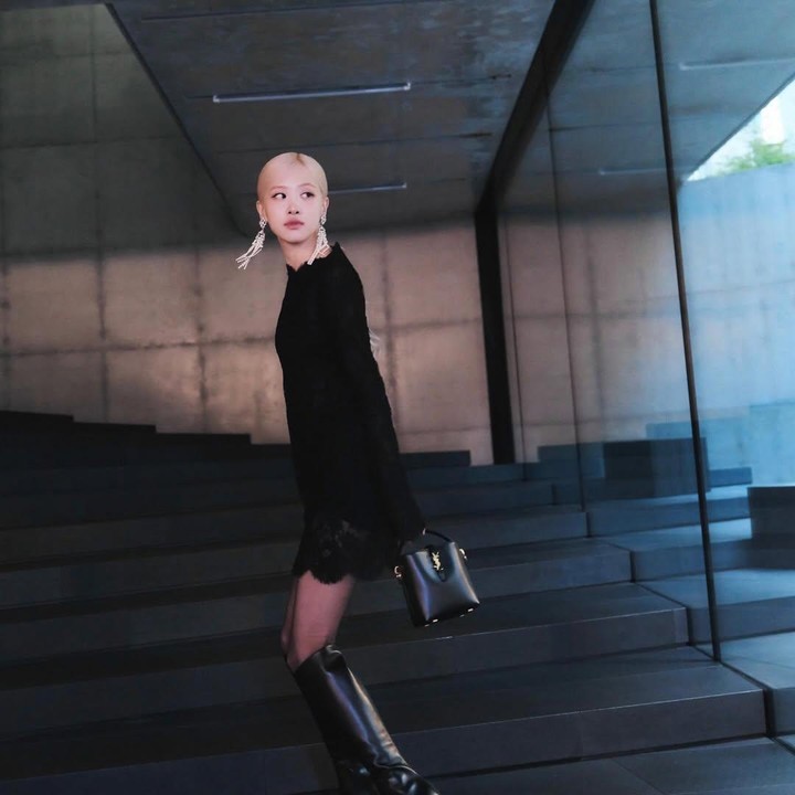 <p>Rose BLACKPINK juga termasuk perempuan tercantik yang menempati posisi ke-7. Sama seperti <em>leader group-</em>nya, Rose juga kerap tampil mengenakan <em>outfit</em> yang elegan. seperti foto berikut ketika menghadiri acara Saint Laurent. Ia tampil menawan mengenakan <em>dress mini </em>lengan panjang dan <em>heels boots</em> hitam.&nbsp;(Foto: Instagram@roses_are_rosie)</p>