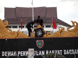 Massa Kibarkan Bendera One Piece di Depan Kantor DPRD Kalteng