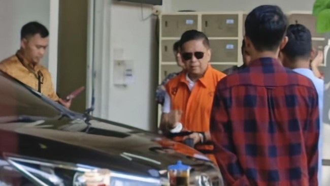 Setelah diumumkan dapat amnesti Prabowo, Hasto terlihat keluar dari gedung tahanan KPK. Namun, dia masih menggunakan rompi tahanan.