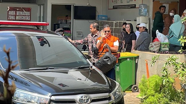 Hasto Kembali Lagi ke Rutan KPK Usai Berobat Sekjen PDIP nan baru diumumkan dapat amnesti dari Prabowo terlihat sudah kembali ke Rutan KPK usai berobat.