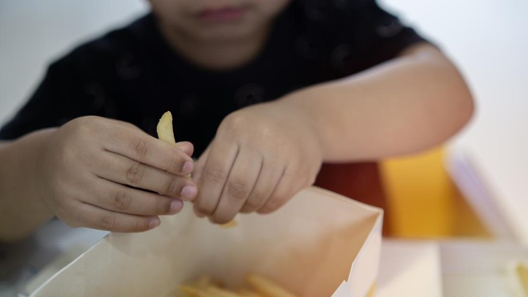 Sering Makan Kentang Goreng dan Kripik, Anak Ini Alami Kebutaan Permanen
