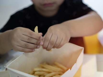 Sering Makan Kentang Goreng dan Keripik, Anak Ini Alami Kebutaan Permanen