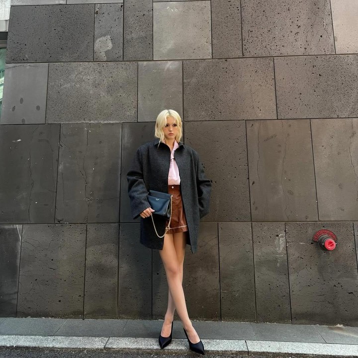 <p>Kecantikan Jeon Somi membuatnya menempati posisi ke-11 sebagai perempuan tercantik di dunia. Ia pun kerap tampil <em>stylish </em>seperti foto berikut ini. Somi tampil berkelas mengenakan kemeja merah muda dan rok mini berwarna cokelat, kemudian dibalut <em>coat</em>.&nbsp;(Foto: Instagram@somisomi0309)</p>