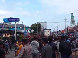 Sopir Truk Blokade Pelabuhan Ketapang Protes Kantong Parkir Tak Layak