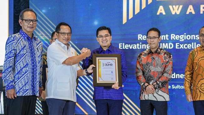 Layanan Berkelanjutan Transjakarta Raih Penghargaan BUMD Awards 2025 Transjakarta meraih apresiasi Top BUMD 2025 with Commitment to Sustainable Mobility and Public Welfare through Digital and Inclusive Services BUMD Awards 2025.