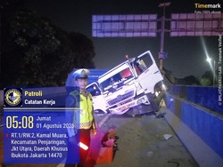 Sopir Ngantuk, Truk Terguling Usai Tabrak Rambu di Tol Arah Soetta