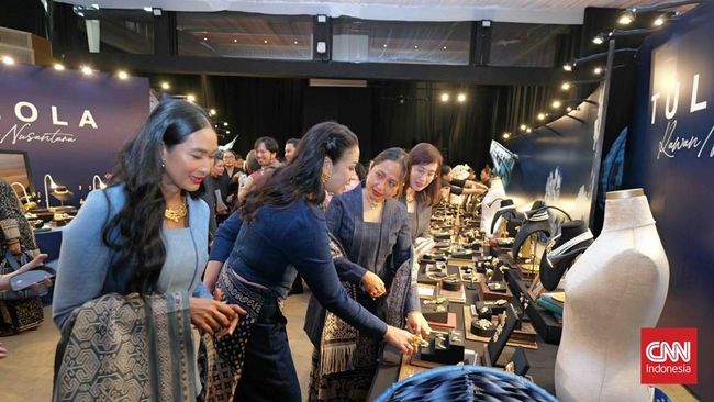 Jenama perhiasan Tulola menghadirkan pameran bertajuk 'Kawan Nusantara: Identitas'. Lewat pameran ini, masyarakat diajak kembali mengenal akar budayanya.