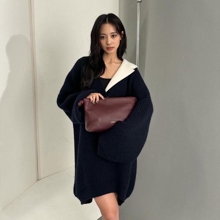<p>Tzuyu TWICE yang menempati posisi ke-14 sebagai perempuan tercantiki di dunia juga piawai dalam padu padan <em>outfit.</em> Meski penampilannya sederhana, tetap membuatnya terlihat menawan seperti foto berikut. Ia tampil mengenakan balutan jaket <em>oversize </em>berwarna hitam dan dilengkapi dengan <em>handbag</em> berwarna maroon.&nbsp;(Foto: instagram@thinkaboutzu)</p>