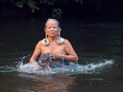 Di Balik Perjalanan Ati Bachtiar Mengabadikan Yeq Lawing dan Budaya Dayak