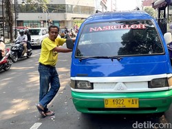 Suara Sopir soal Wacana Mengaspalnya Purwarupa Angkot Pintar di Bandung