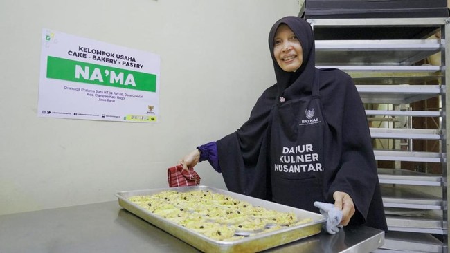 Mustahik Baznas dari Bogor, Ponco, sukses mengembangkan usaha kue dengan omzet Rp27 juta/bulan, bukti zakat sokong kemandirian ekonomi.