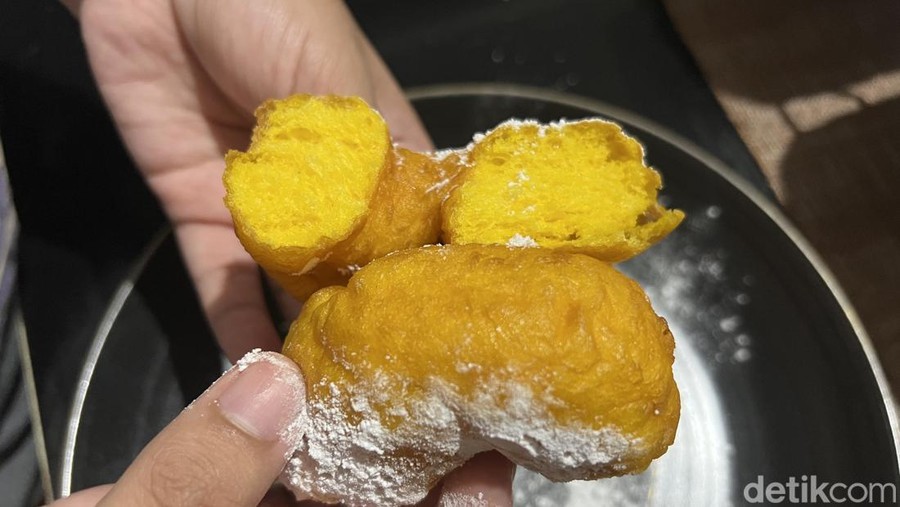 Buat yang Mau-mau Aja&excl; Ci Mehong Jualan Donat Labu Rp 15 Ribu Sebiji