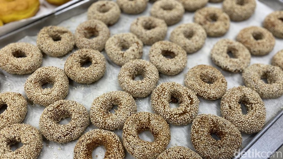 Ci Mehong jualan donat pisang dan labu Ci Mehong jualan donat pisang dan labu