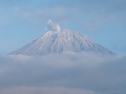 Semeru Erupsi Pagi Ini, Abu Vulkanik Terpantau Setinggi 700 Meter
