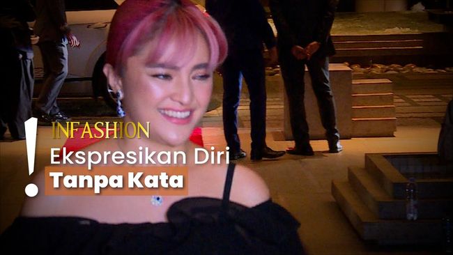 Gaya Unik Marshanda Ekspresikan Diri Lewat Warna Rambut