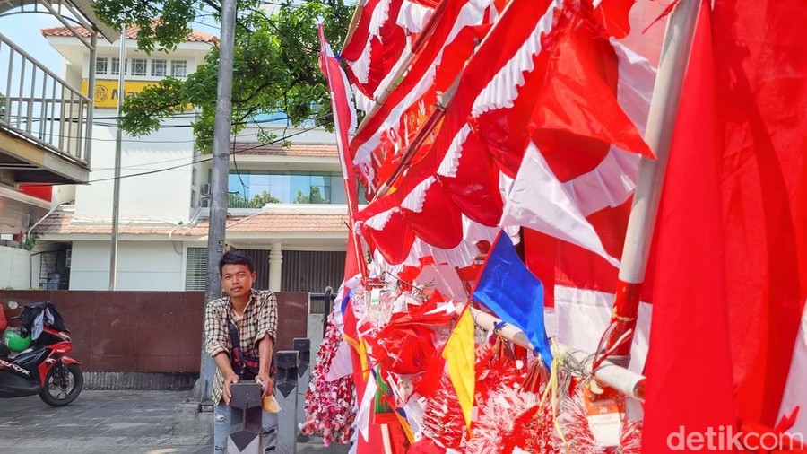 Jelang peringatan Hari Ulang Tahun Republik Indonesia (HUT) ke-80 RI, pedagang bendera mulai menghiasi sudut-sudut jalan di Matraman, Jakarta Timur. (Taufiq/detikcom). Jelang peringatan Hari Ulang Tahun Republik Indonesia (HUT) ke-80 RI, pedagang bendera mulai menghiasi sudut-sudut jalan di Matraman, Jakarta Timur. (Taufiq/detikcom).