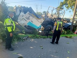 Bus Sugeng Rahayu Tabrak Truk Trailer di Sidoarjo hingga Kepala Copot
