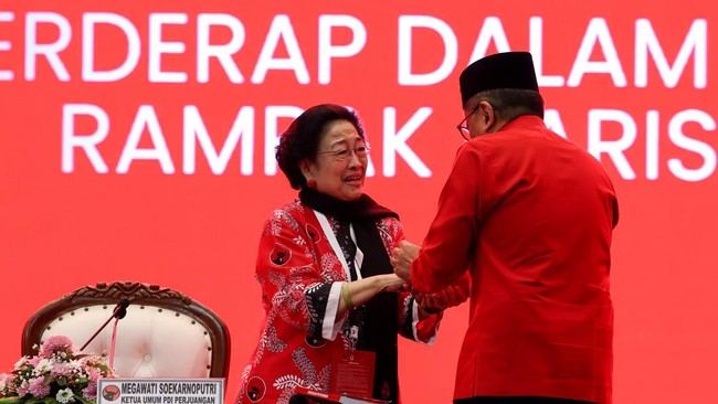 Hasto Kristiyanto mengatakan dia diminta Megawati menjalankan seluruh manajemen kepartaian dibantu para wakil Sekjen.